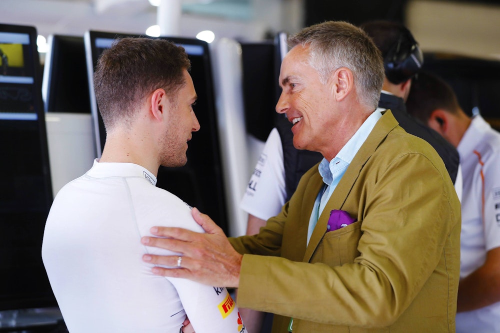 Rennfahrer Stoffel Vandoorne im Gespräch mit McLaren-Boss Martin Whitmarsh.