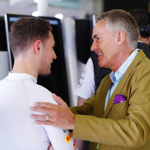 Rennfahrer Stoffel Vandoorne im Gespräch mit McLaren-Boss Martin Whitmarsh.