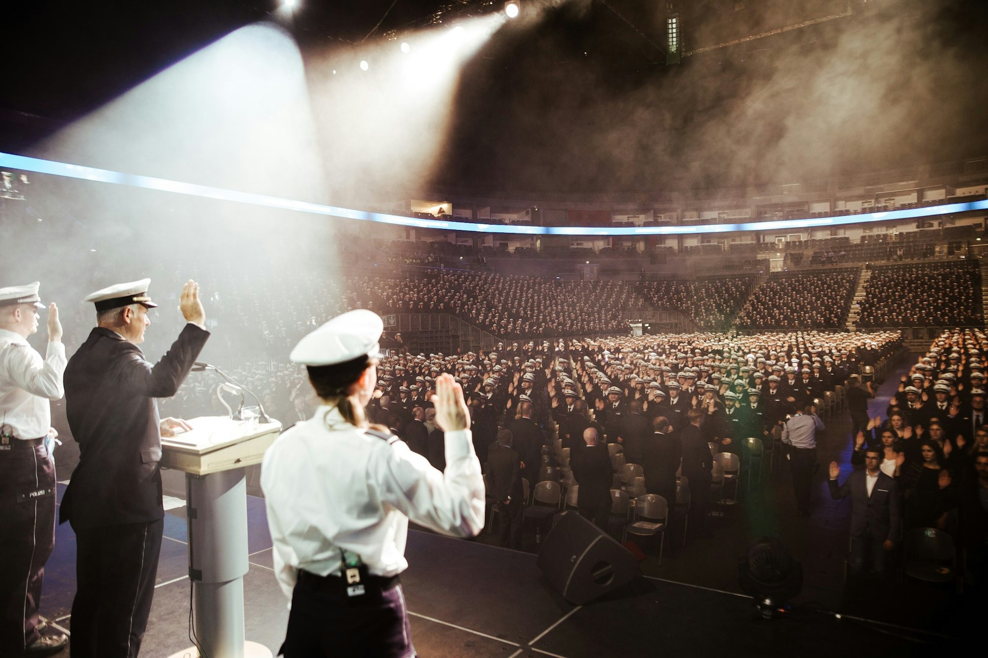 2021 konnten endlich wieder Polizeianwärter in der Lanxess-Arena in einer zentralen Veranstaltung ihren Abschluss feiern.