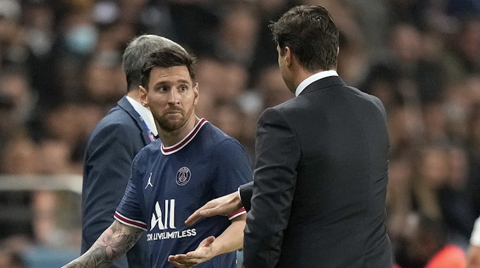 Lionel Messi zeigte PSG-Trainer Mauricio Pochettino seinen Unmut nach der Auswechelung gegen Lyon.