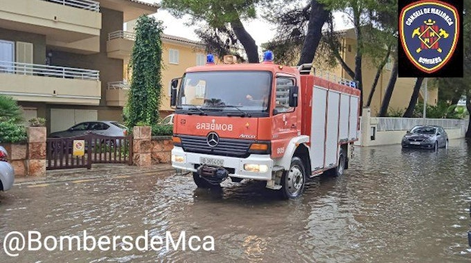 Starke Regenfälle führten auf Mallorca zu Überschwemmungen. Die Feuerwehr Mallorca rückte Dienstagvormittag vor allem zu Einsätzen in Port d'Alcúdia, Playa de Muro und Portocolom aus, wie sie via Twitter informierte.