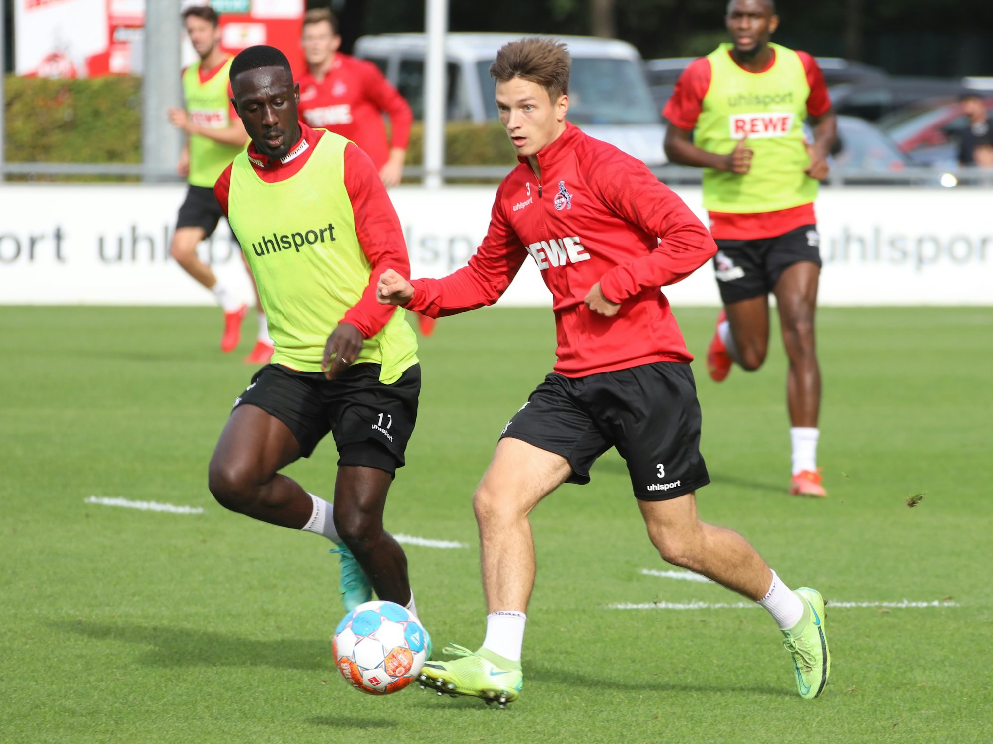 Kingsley Schindler und Noah Katterbach duellieren sich im Training des 1. FC Köln.