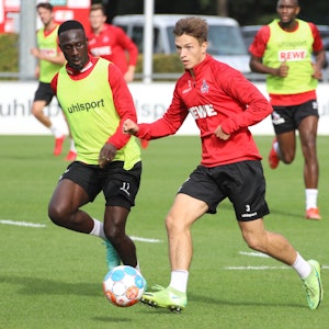 Kingsley Schindler und Noah Katterbach duellieren sich im Training des 1. FC Köln.