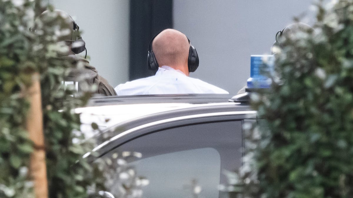 Der Halle-Attentäter Stephan B. wird im Oktober 2019 zur Außenstelle des Bundesgerichtshofs gebracht, er hat einen Ohrschutz auf und ist von hinten zu sehen.