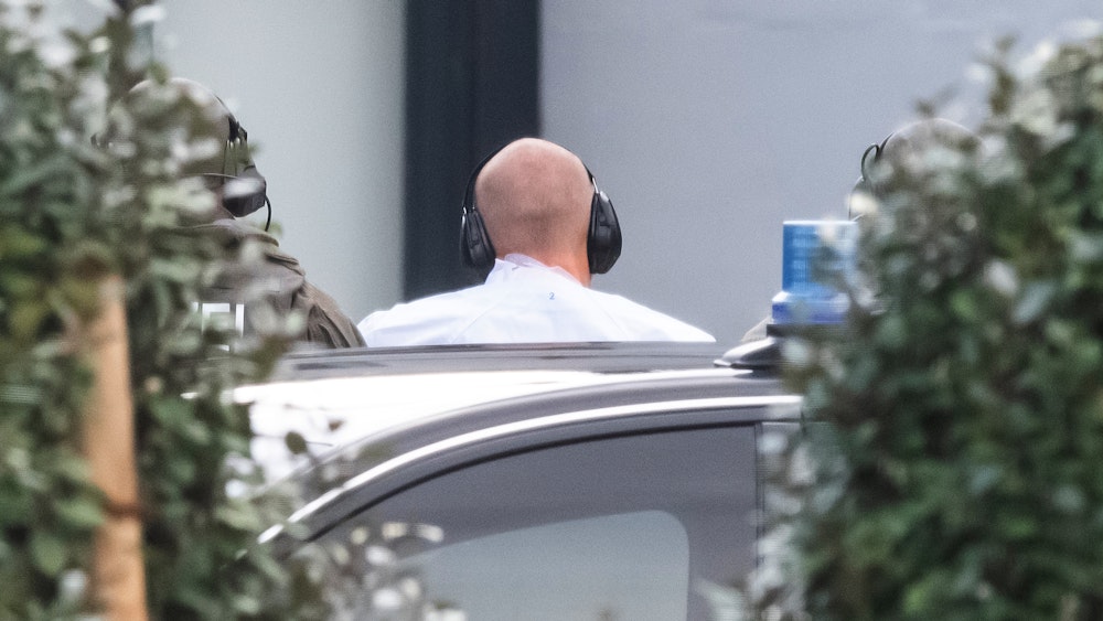 Der Halle-Attentäter Stephan B. wird im Oktober 2019 zur Außenstelle des Bundesgerichtshofs gebracht, er hat einen Ohrschutz auf und ist von hinten zu sehen.