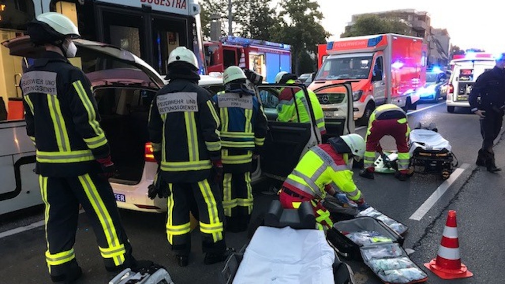 Beim Zusammenstoß eines Taxis mit einer Straßenbahn in Bochum sind am 21. September 2021 zwei Menschen schwer verletzt worden.