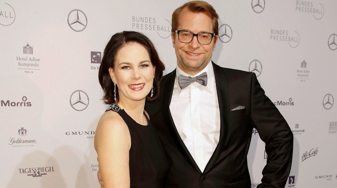 Annalena Baerbock mit Ehemann Daniel Holefleisch auf dem Roten Teppich beim Bundespresseball im Hotel Adlon Kempinski in Berlin. Er trägt einen schwarzen Anzug, sie ein schwarzes Kleid.
