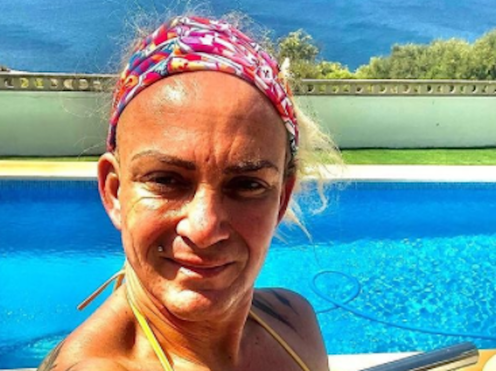 Caro Robens lächelt auf einem Selfie auf Instagram vom 22.08.2021 in einem Bikini vor einem Pool stehend in die Kamera. Foto gescreenshotet am 21.09.2021 zur Berichterstattung.