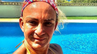 Caro Robens lächelt auf einem Selfie auf Instagram vom 22.08.2021 in einem Bikini vor einem Pool stehend in die Kamera. Foto gescreenshotet am 21.09.2021 zur Berichterstattung. 