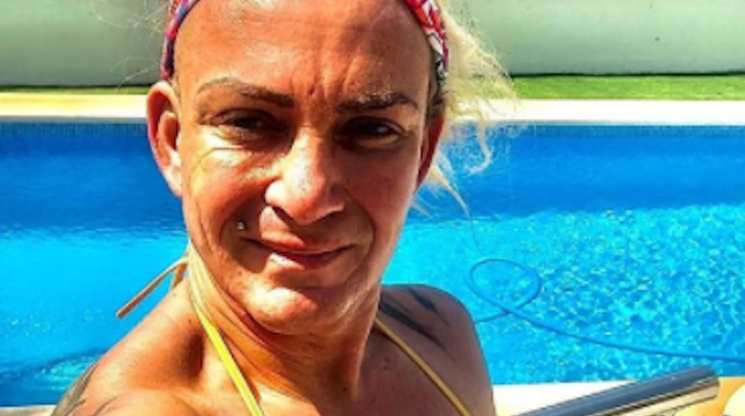 Caro Robens lächelt auf einem Selfie auf Instagram vom 22.08.2021 in einem Bikini vor einem Pool stehend in die Kamera.
