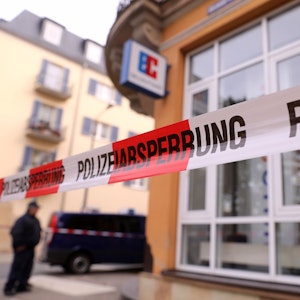 Ein Absperrband der Polizei ist am 1. November 2018 im sächsischen Riesa vor einer Bankfiliale zu sehen.