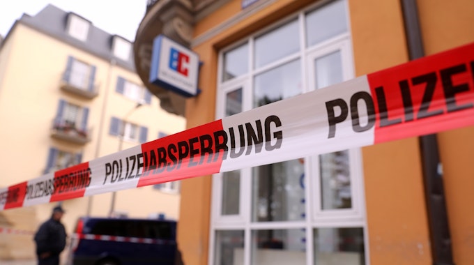 Ein Absperrband der Polizei ist am 1. November 2018 im sächsischen Riesa vor einer Bankfiliale zu sehen.