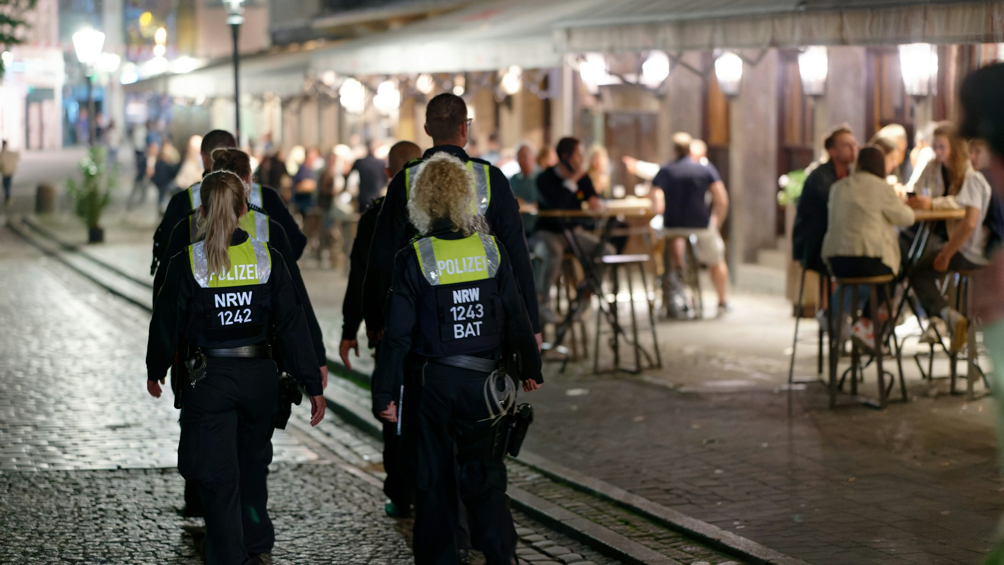 Polizisten patrouillieren am 10. Juli in der Düsseldorfer Altstadt zwischen Feiernden.