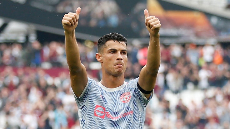 Cristiano Ronaldo streckt beide Daumen in die Luft