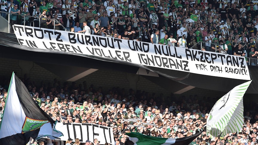 Solche Hass-Banner sind am 20. April 2019 im Borussia-Park zu sehen gewesen. Borussia Mönchengladbach traf in der Fußball-Bundesliga auf RB Leipzig, das zu diesem Zeitpunkt von Ralf Rangnick trainiert wurde.