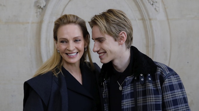 Uma Thurman, US-amerikanische Schauspielerin, kommt mit ihrem Sohn Levon Thurman-Hawke zur Haute-Couture-Show Frühjahr/Sommer 2020 des Modelabels Dior. Beide lächeln und stehen eng beieinander.