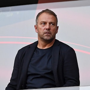 Bundestrainer Hansi Flick schaut das Spiel zwischen dem 1. FC Köln und RB Leipzig im Rhein-Energie-Stadion.
