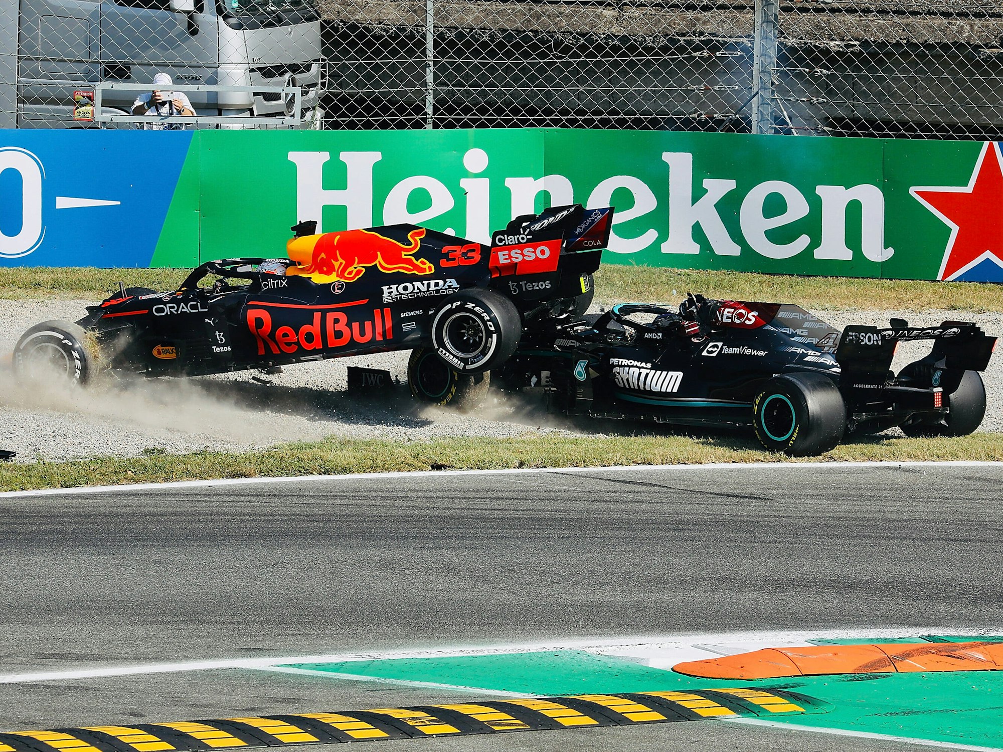 Max Verstappen und Lewis Hamilton kollidieren auf der Rennstrecke in Monza.