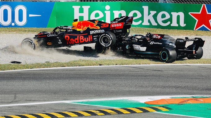 Max Verstappen und Lewis Hamilton kollidieren auf der Rennstrecke in Monza.
