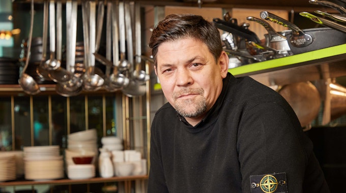 Fernsehkoch Tim Mälzer sitzt in der Küche seines Restaurants „"Die Gute Botschaft“".