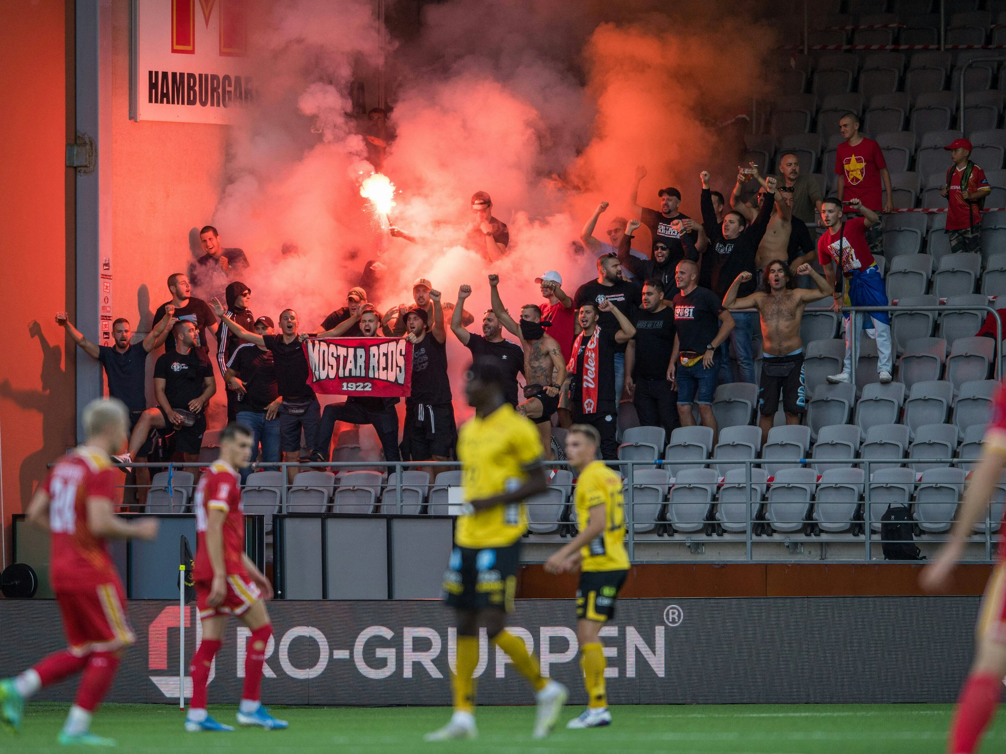 Die Anhänger des bosnischen Erstligisten Velez Mostar zünden während des Spiels gegen Elfsborg Pyrotechnik.