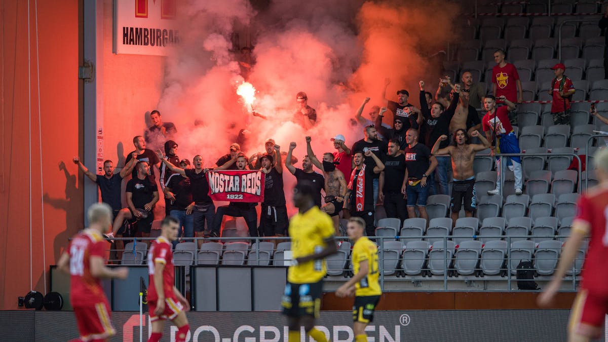 Die Anhänger des bosnischen Erstligisten Velez Mostar zünden während des Spiels gegen Elfsborg Pyrotechnik.