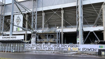 Mit diesem Banner am Stadion-Zaun im Borussia-Park haben am 17. Februar 2021 Gladbach-Fans auf die Ankündigung von Trainer Marco Rose reagiert, dass er den VfL zum 1. Juli 2021 Richtung Borussia Dortmund verlassen wird. Auf dem Banner steht: „Kein Söldner steht über dem Verein. Sofort raus mit dem charakterlosen Schwein!“
