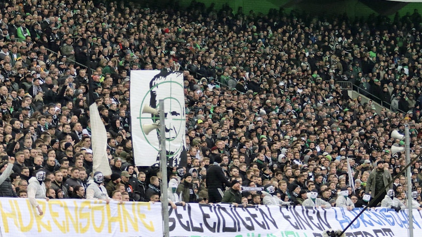 Vermummte Chaoten zeigen Hass-Banner im Borussia-Park in der Partie gegen Hoffenheim am 22 Februar 2020. Die Transparente sollen ins Stadion geschmuggelt worden sein. Richtig aufgeklärt wurde der Eklat jedoch bis dato nicht. Dietmar Hopp wurde ins Fadenkreuz genommen.