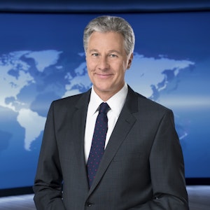 Claus-Erich Boetzkes, Moderator der Tagesschau, lächelt im NDR-Studio in die Kamera