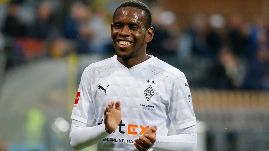 Ibrahima Traoré Ex-Spieler von Borussia Mönchengladbach, könnte schon bald einen neuen Klub gefunden haben. Das Foto zeigt den 33-Jährigen nach einem Testspiel der Fohlen am 4. September 2020 in Venlo lachend und klatschend.