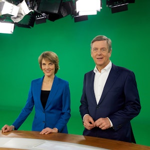 Claus Kleber und Marietta Slomka stehen im „heute journal“-Studio vor einem Greenscreen (hier in einem Archivbild von 2017). Sie blicken lächelnd in die Kamera.