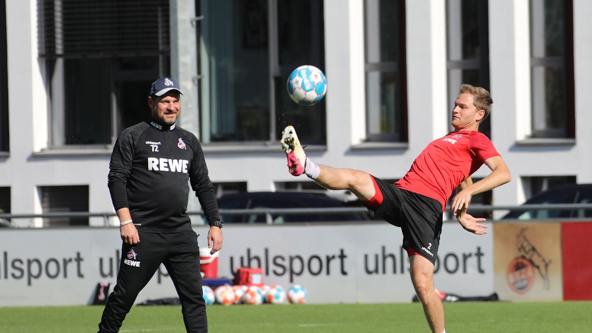 Steffen Baumgart beobachtet beim Training des 1. FC Köln Benno Schmitz.