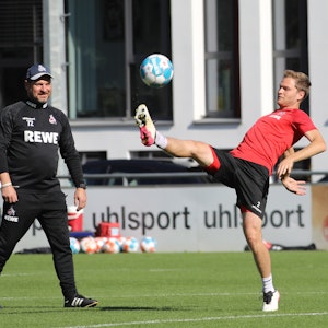 Steffen Baumgart beobachtet beim Training des 1. FC Köln Benno Schmitz.