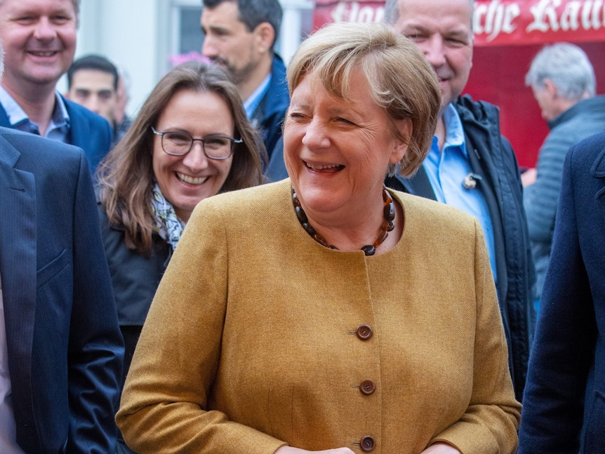 Gelöst wie selten: Bundeskanzlerin Angela Merkel (CDU), besucht vor einer CDU-Wahlkampfveranstaltung am 23. September den Wochenmarkt von Greifswald. Und sorgt für gute Laune.