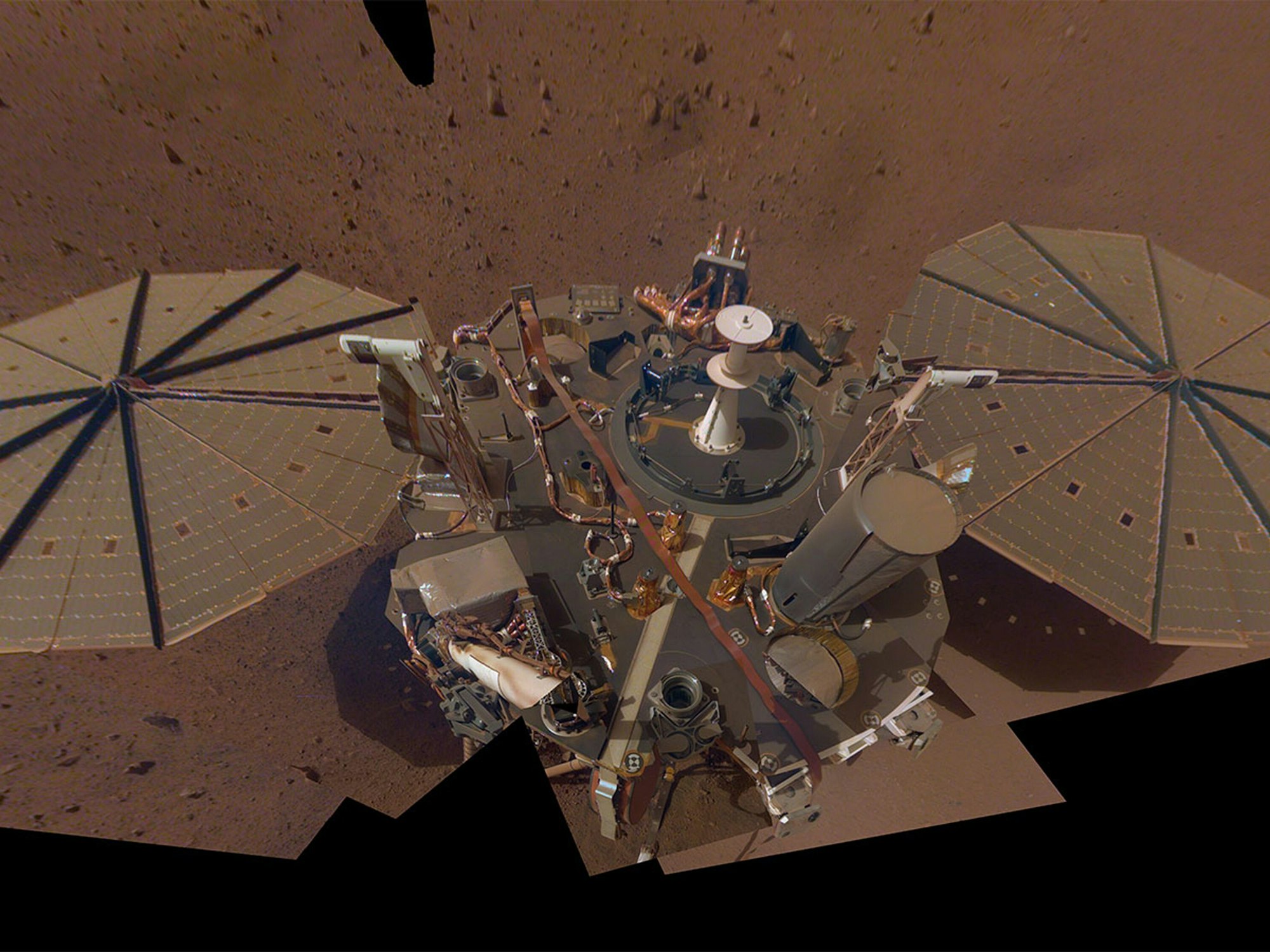 Ein „Selfie“ vom InSight-Lander der Nasa, das aus 14 Einzelbildern zusammengesetzt wurde, die zwischen dem 15. März 2021 und dem 11. April 2021 mit der Kamera imRoboterarm des Landers gemacht wurden.