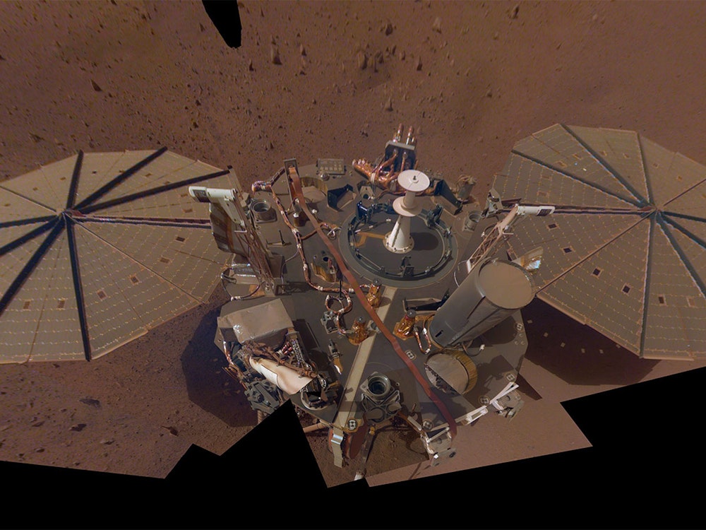 Ein „Selfie“ vom InSight-Lander der Nasa, das aus 14 Einzelbildern zusammengesetzt wurde, die zwischen dem 15. März 2021 und dem 11. April 2021 mit der Kamera im Roboterarm des Landers gemacht wurden.