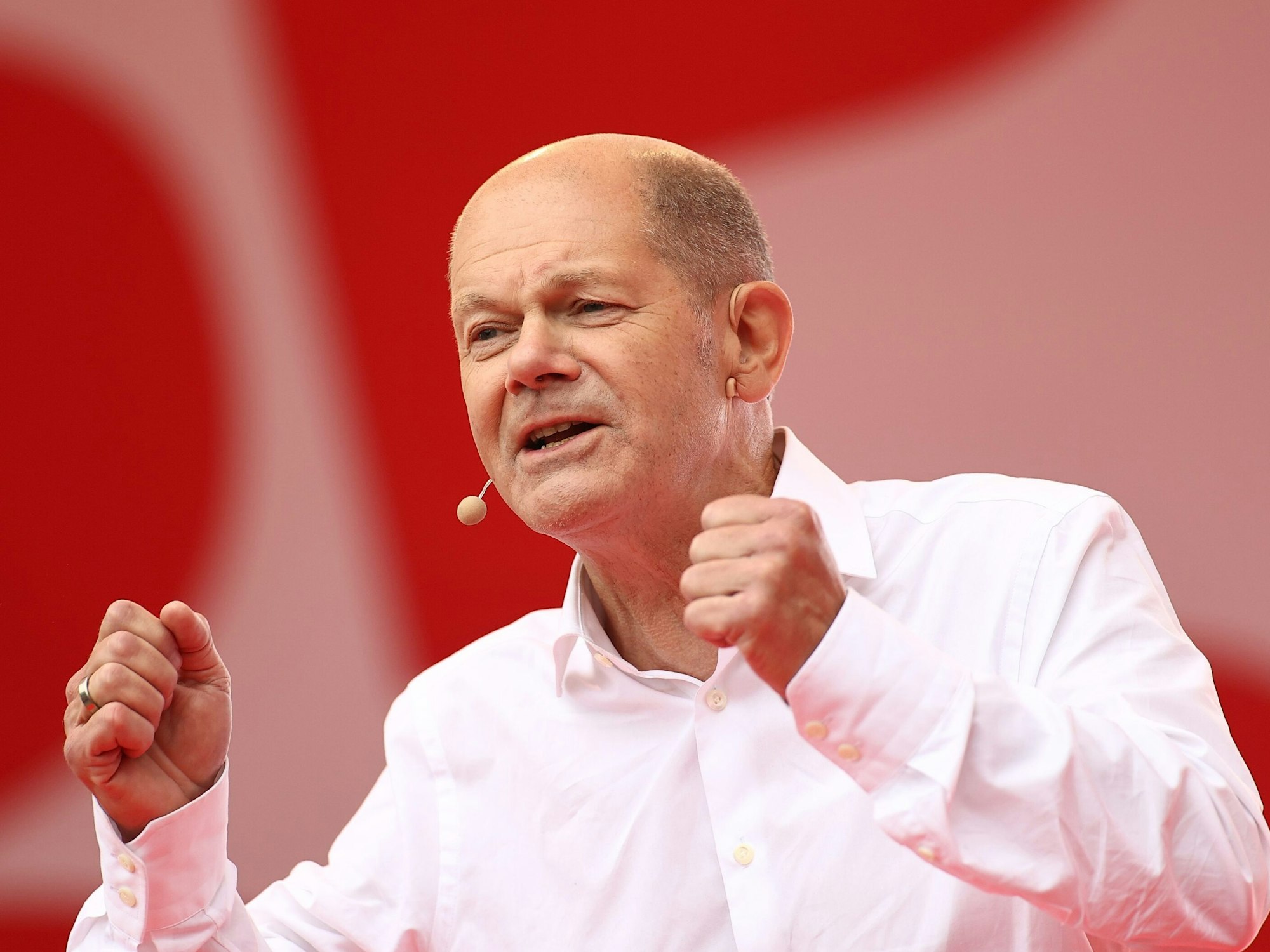Olaf Scholz, Finanzminister und SPD-Kanzlerkandidat, spricht bei einer Wahlkampfveranstaltung der SPD auf dem Heumarkt.