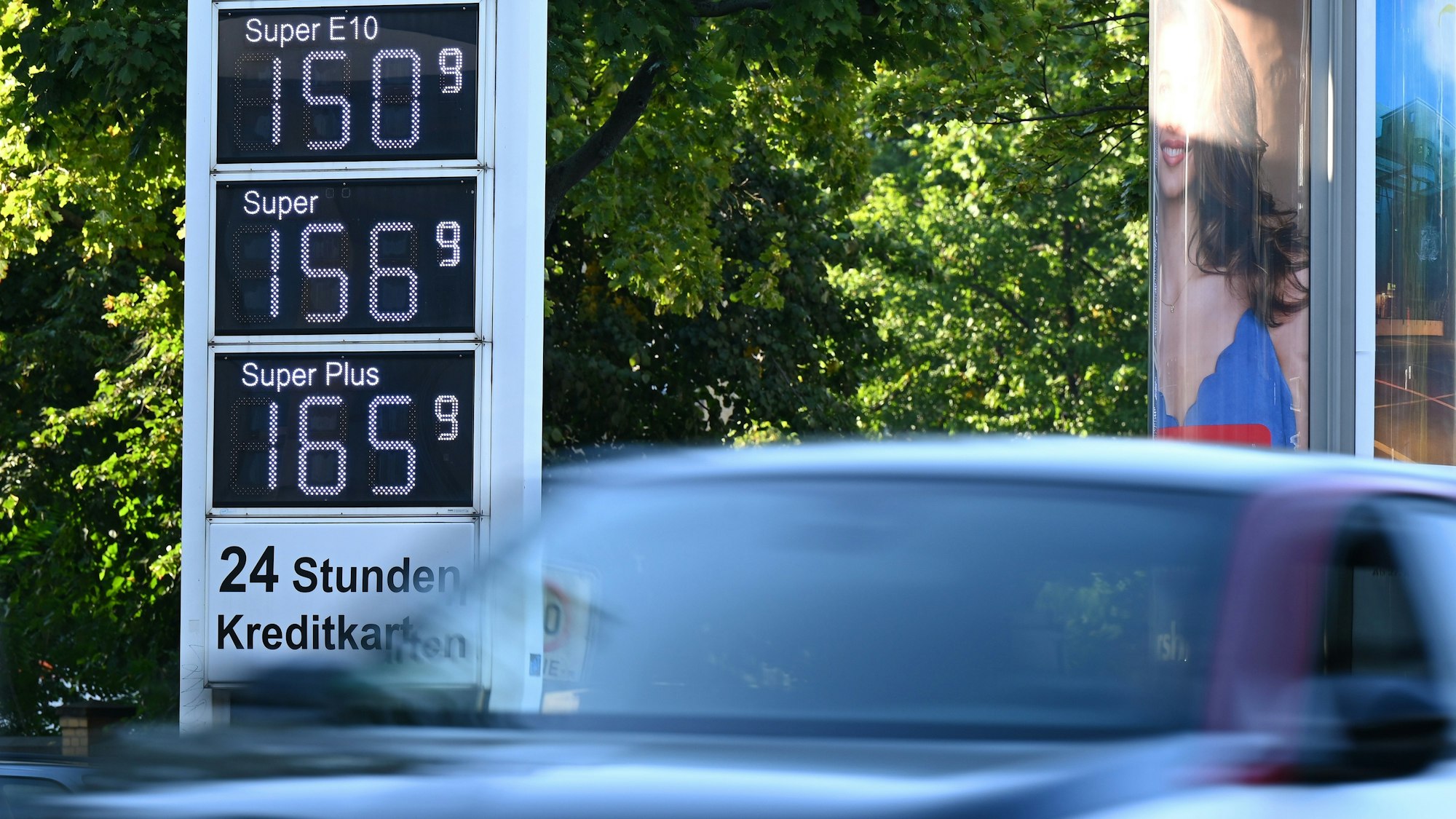 Wird mit der neuen Bundesregierung der Sprit an den Tankstellen wesentlich teurer? Unser Foto zeigt eine Preissäule an einer Tankstelle.