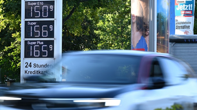 Wird mit der neuen Bundesregierung der Sprit an den Tankstellen wesentlich teurer? Unser Foto zeigt eine Preissäule an einer Tankstelle.