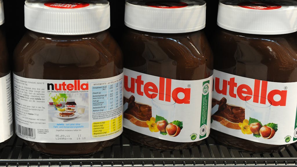 Nutella-Gläser stehen am Donnerstag (17.11.2011) in einem Regal in einem Supermarkt in Hamburg.&nbsp;
