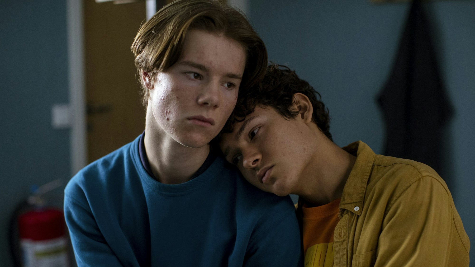 Edvin Ryding (l) als Wilhelm und Omar Rudberg als Simon in einer Szene aus „Young Royals“ (undatierte Filmszene). Die Serie ist auf dem Streamingdienst Netflix verfügbar.