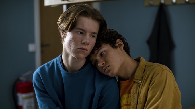 Edvin Ryding (l) als Wilhelm und Omar Rudberg als Simon in einer Szene aus „Young Royals“ (undatierte Filmszene). Die Serie ist auf dem Streamingdienst Netflix verfügbar.