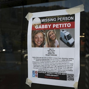 Auf einem Fahndungsplakat sind Fotos der getöteten Gabby Petito zu sehen. Mit dem Plakat wurde in den USA nach der jungen Frau gesucht.