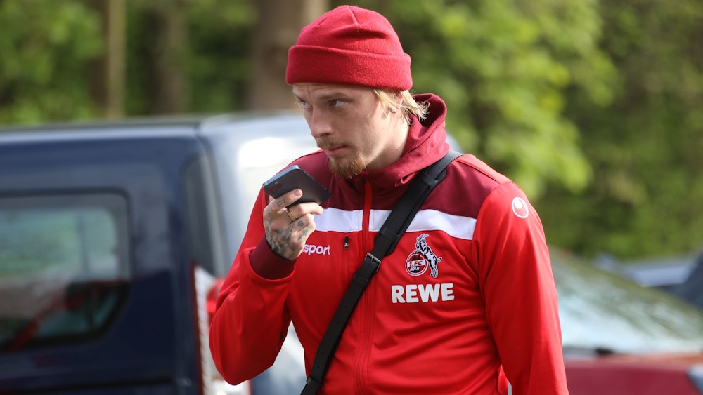 Marius Wolf geht am Geißbockheim zum Mannschaftsbus des 1. FC Köln.