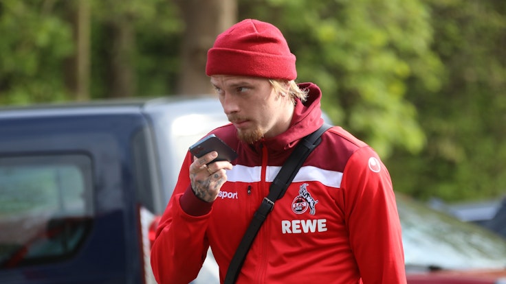 Marius Wolf geht am Geißbockheim zum Mannschaftsbus des 1. FC Köln.