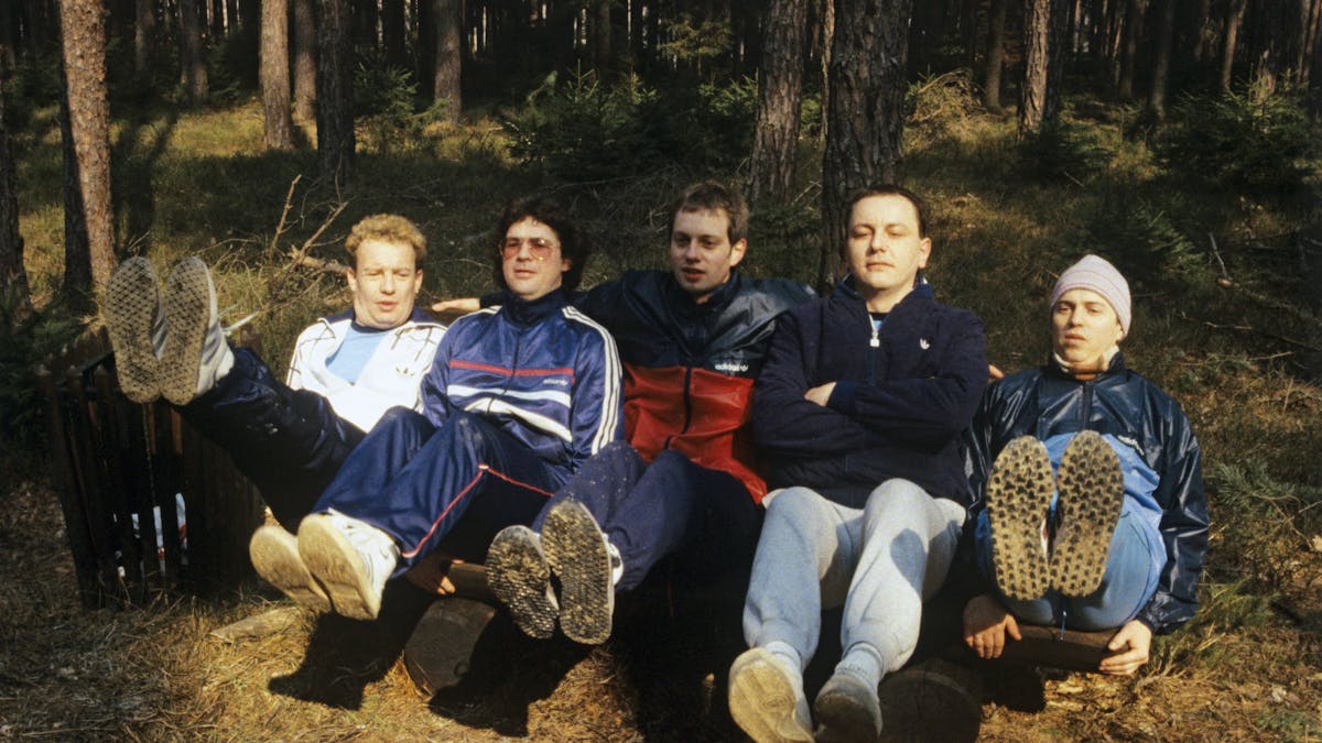 Die bayerische Rockgruppe Spider Murphy Gang beim Fitness-Training auf einer Bank im Wald, aufgenommen am 01.03.1984.