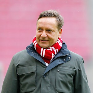 Horst Heldt geht vor dem Spiel durch das Stadion in Köln.