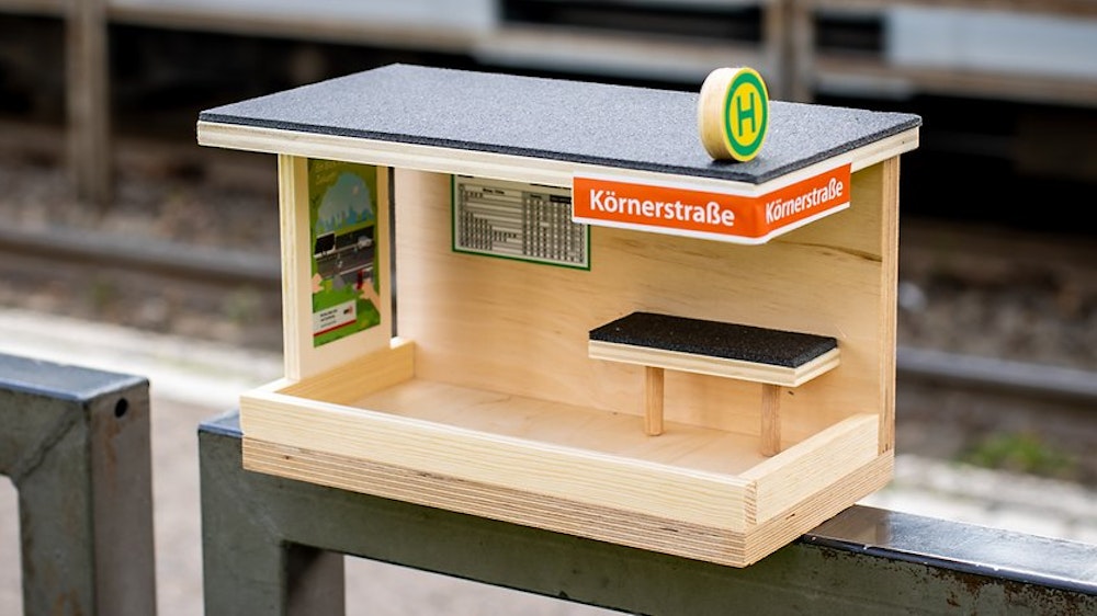 Die Miniaturhaltestelle der Körnerstraße verkauft die KVB im Selbstbausatz als Vogelhäuschen.