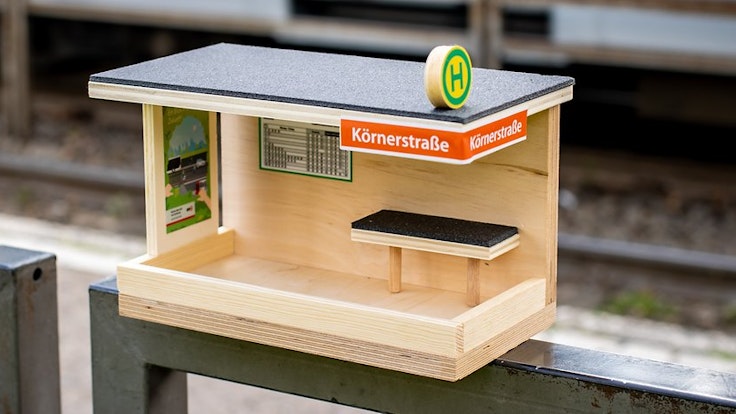 Die Miniaturhaltestelle der Körnerstraße verkauft die KVB im Selbstbausatz als Vogelhäuschen.