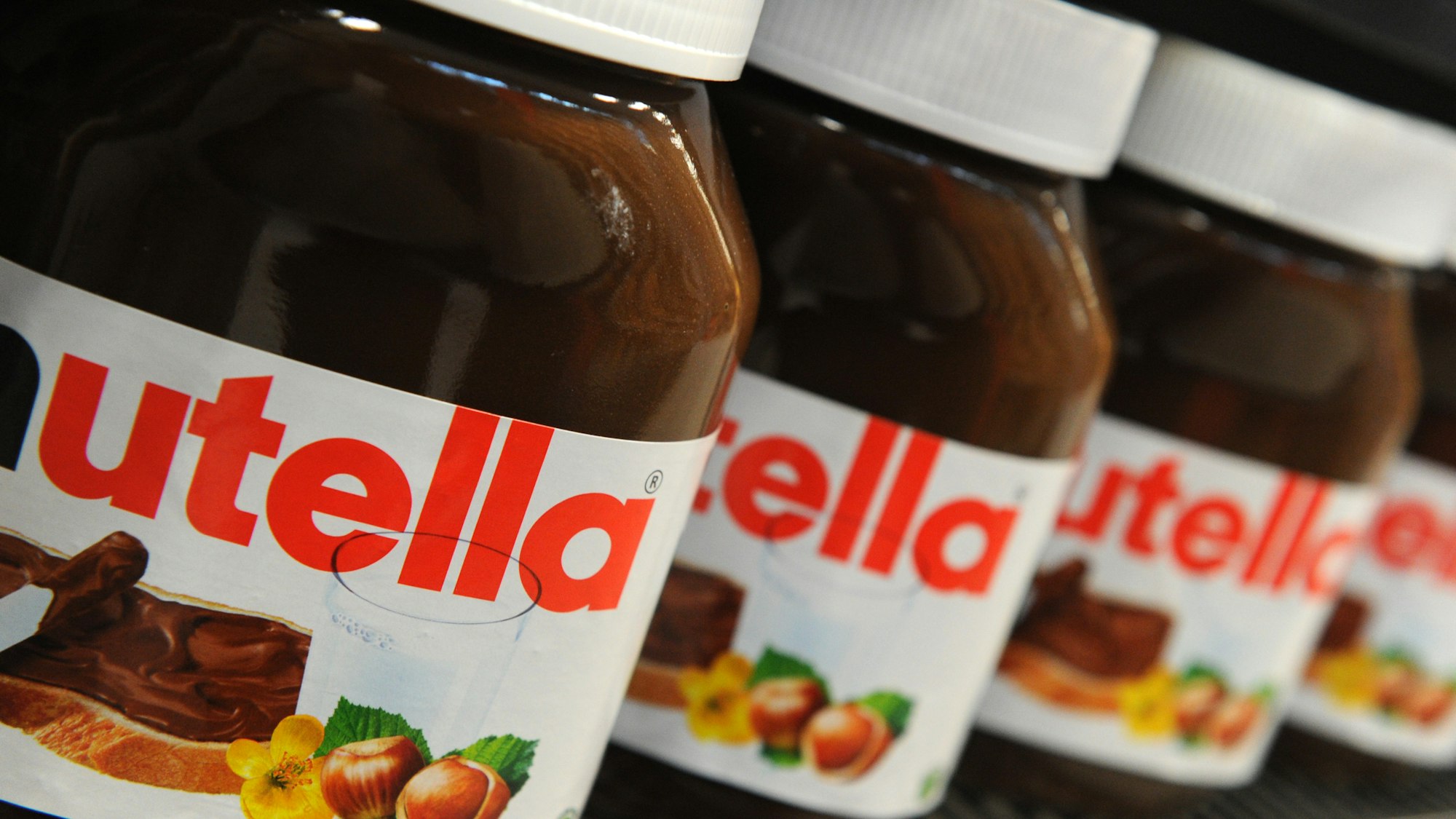 ARCHIV - Nutella-Gläser stehen am 17.11.2011 in einem Regal in einem Supermarkt in Hamburg.